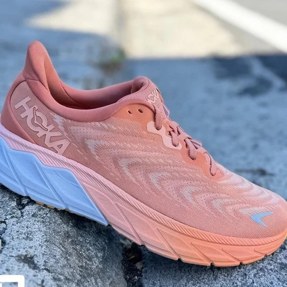 Hoka Arahi 6 Women's Coral and White Athletic Shoes - Picture 1 of 7